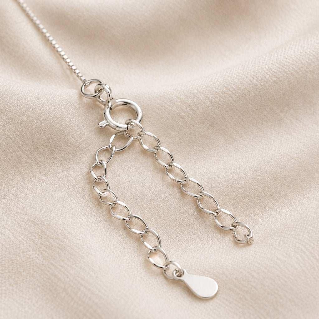 Close-up of the spring clasp, 5 cm extender and teardrop tag