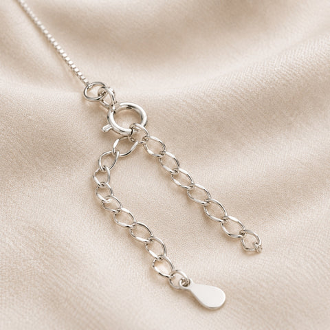 Close-up of the spring clasp, 5 cm extender and teardrop tag