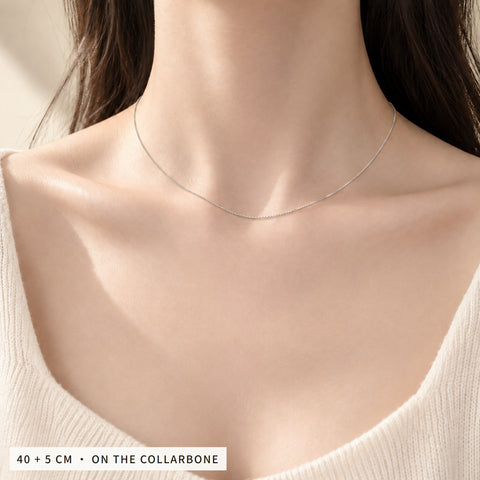 Worn 40 + 5 cm: the shorter chain sits on the collarbone