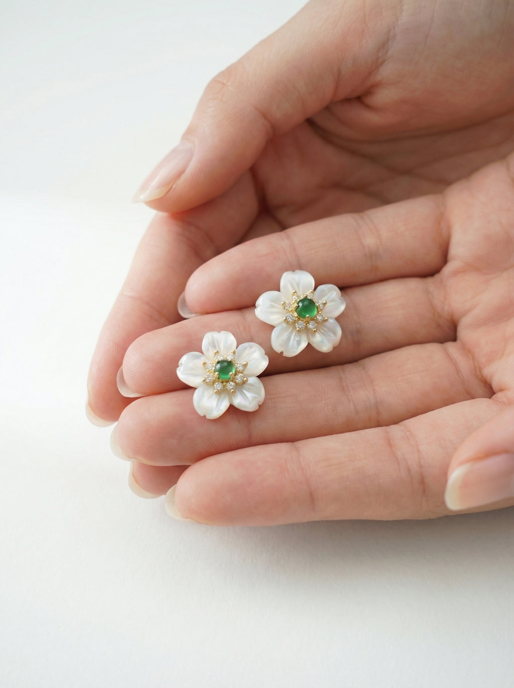 Ohrstecker „Kaiserliche Pflaumenblüte“ – Perlmutt & Jade / Gold