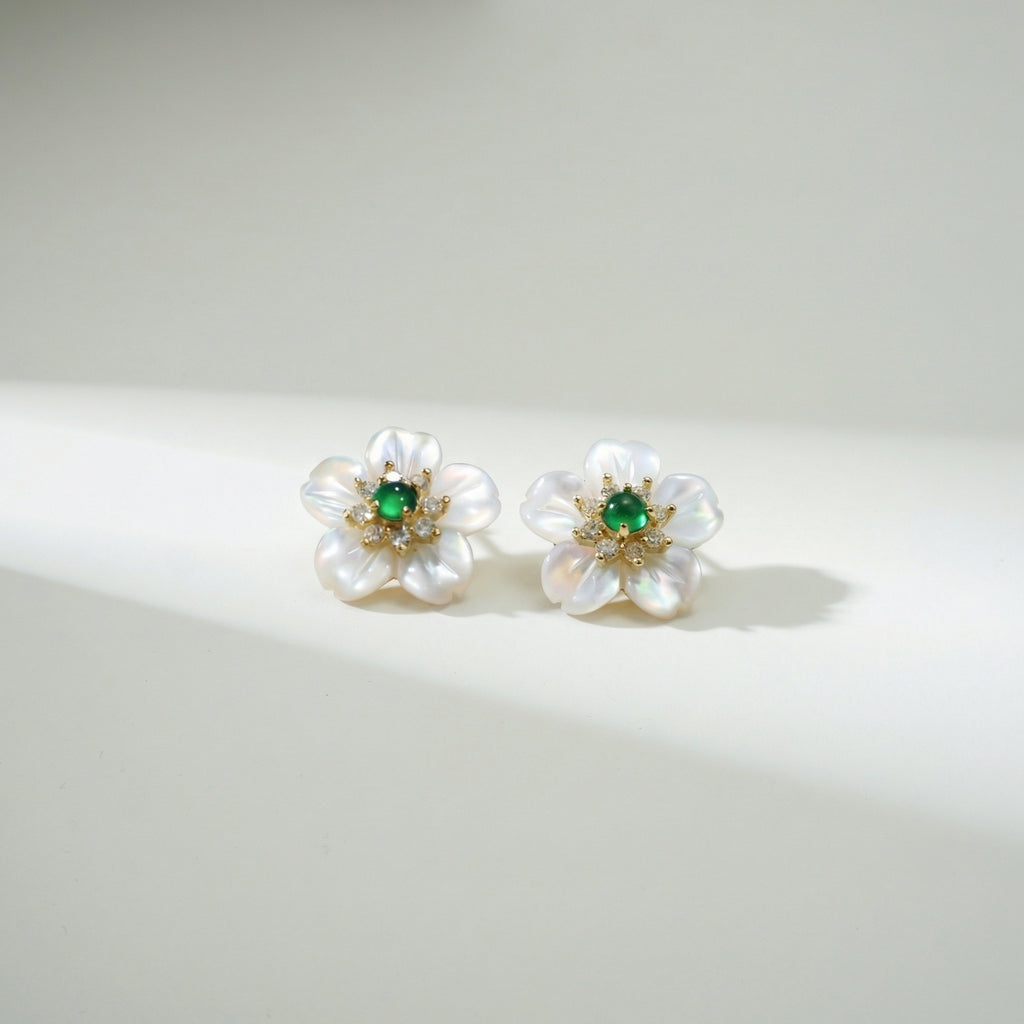 Ohrstecker „Kaiserliche Pflaumenblüte“ – Perlmutt & Jade / Gold