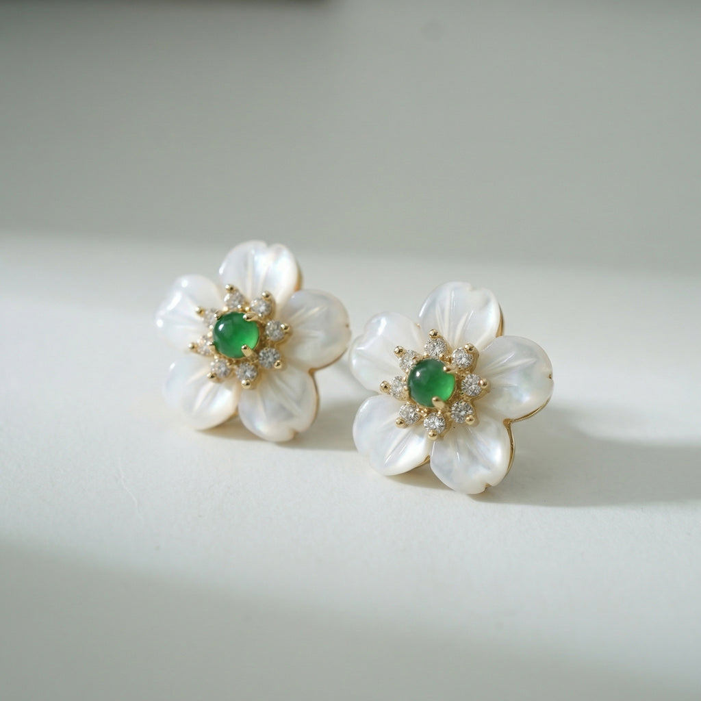 Ohrstecker „Kaiserliche Pflaumenblüte“ – Perlmutt & Jade / Gold
