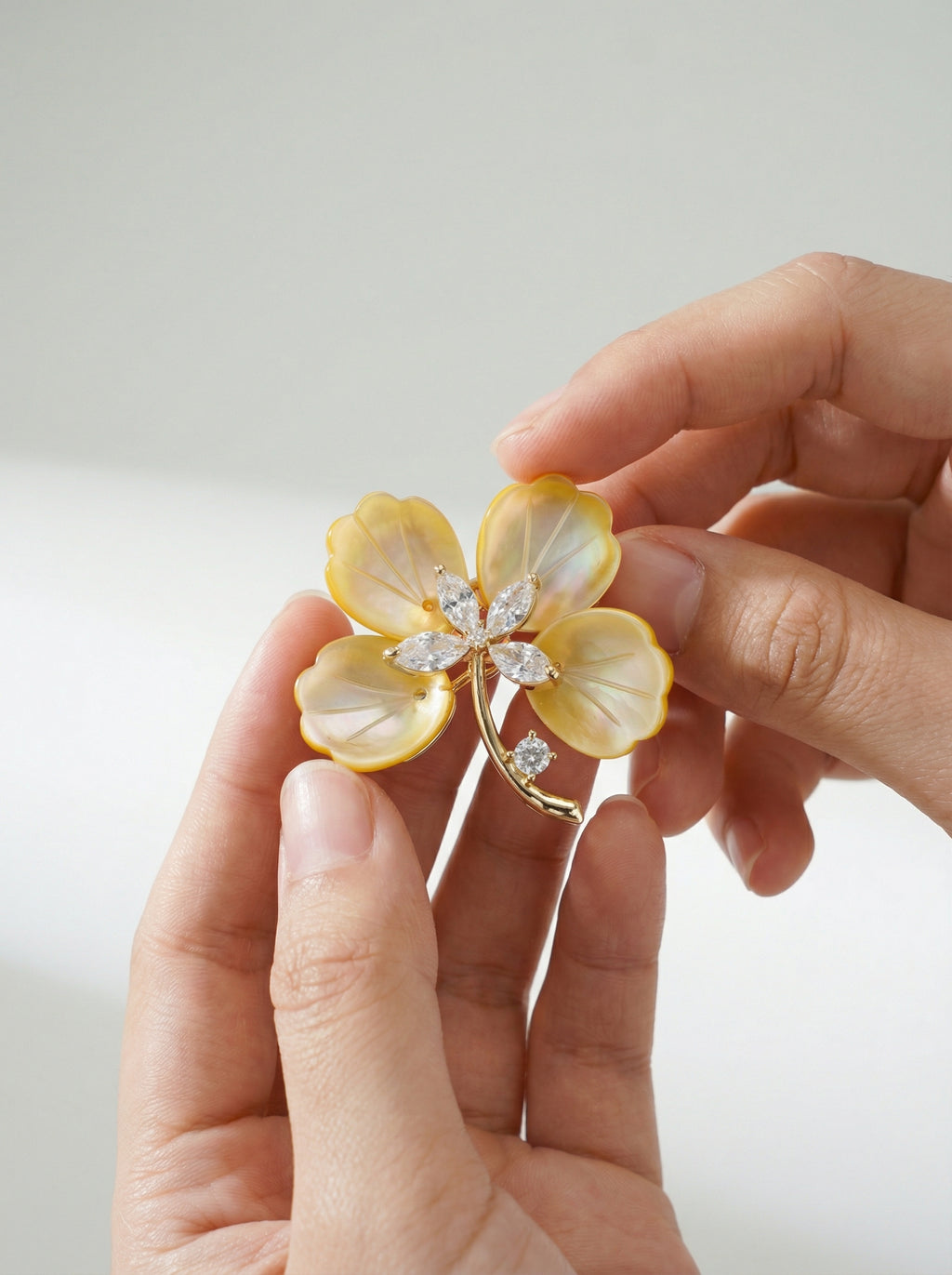 Radiant Clover Brooch – Yellow Mother of Pearl / Gold