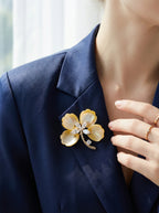 Radiant Clover Brooch – Yellow Mother of Pearl / Gold