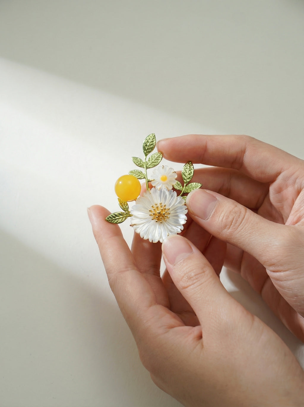 Sonnenblumen-Gänseblümchen-Brosche – Perlmutt / Gold
