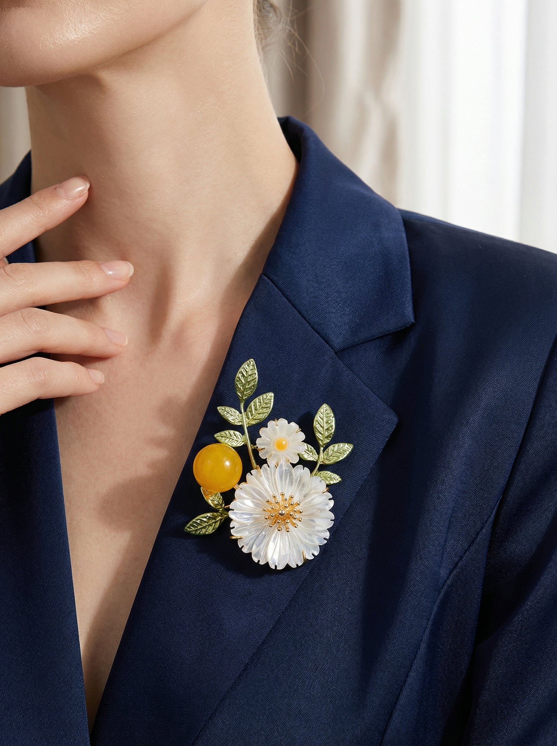 Sunlit Daisy Floral Brooch – Mother of Pearl / Gold