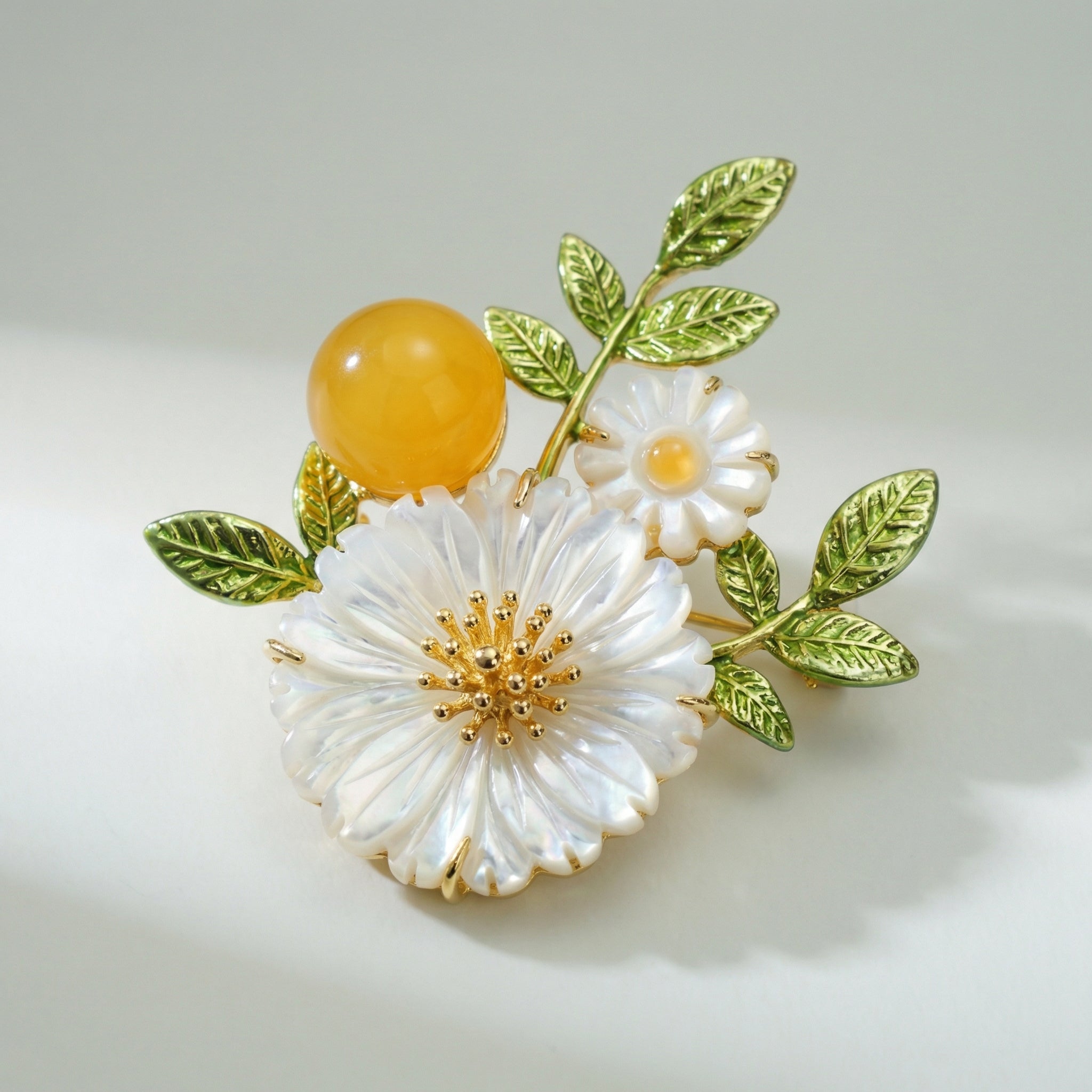Sunlit Daisy Floral Brooch – Mother of Pearl / Gold