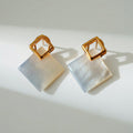 Leuchtende quadratische geometrische Ohrstecker – Perlmutt / Gold Vermeil